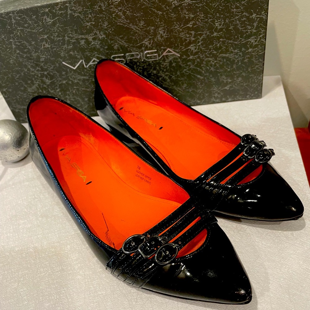 Black patent’ leather Mary Janes.